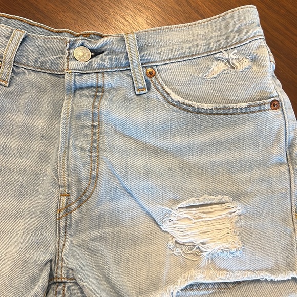 Light denim washed Levi 501 shorts size 30. - Picture 3 of 4